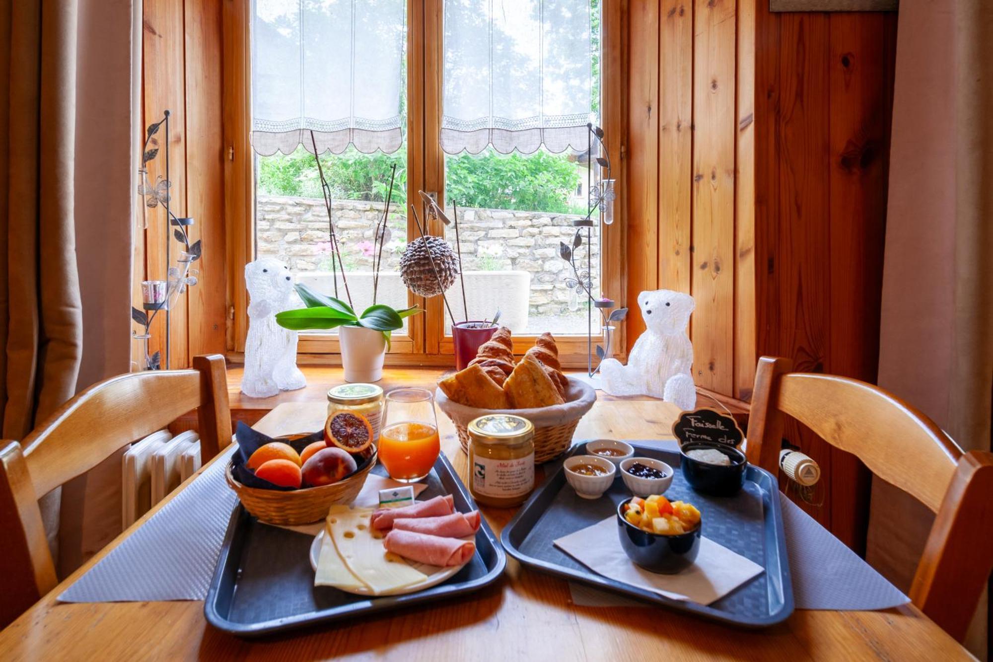 Auberge Des Montauds - Hotel & Restaurant Villard-de-Lans Bagian luar foto